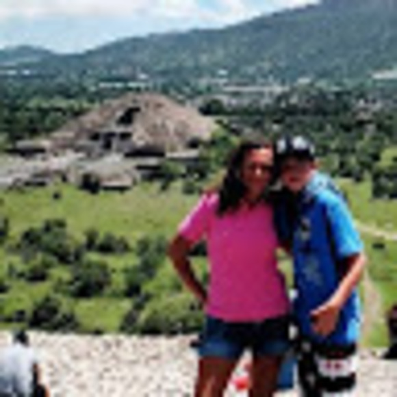 Meet your Posher, Claudia - Picture 1 of 1